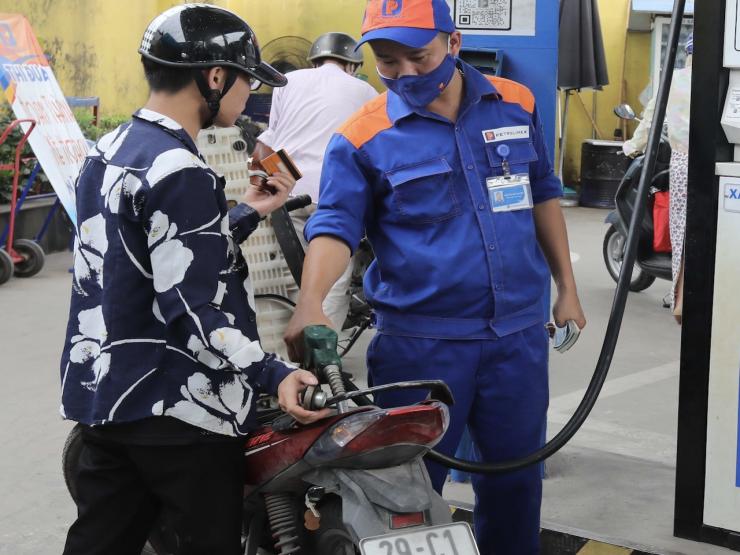 Thị trường - Tiêu dùng - Giá xăng dầu hôm nay 4/8: Biến động trái chiều, loại tăng lên, loại giảm nhẹ