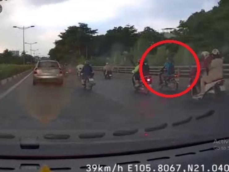 Tin tức trong ngày - Clip: Gặp nạn ngã như cây chuối đổ, lái xe máy thoát “tử thần” trong gang tấc