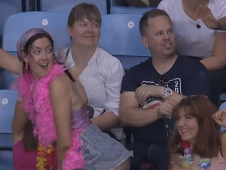 Đỏ mặt vì nữ khán giả khoe ”ảnh nóng” trên sóng truyền hình ở Commonwealth Games