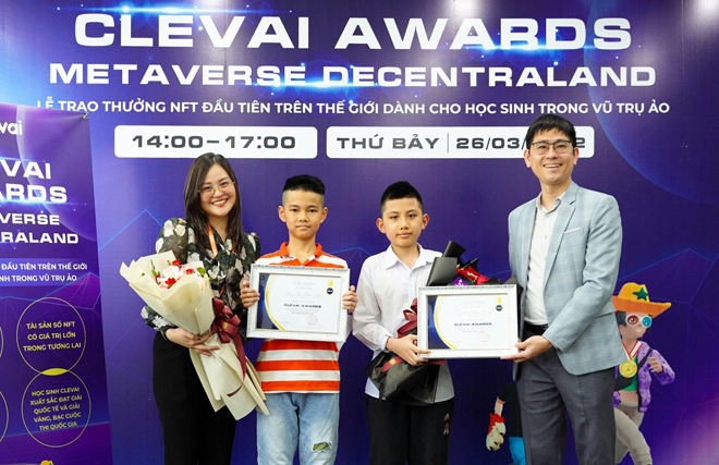 Ông Trần Mạnh Thắng trao thưởng cho học sinh của Clevai đạt giải Vàng, Bạc các kỳ thi Olympic Toán quốc tế và quốc gia như TIMO, AMO, VTMO