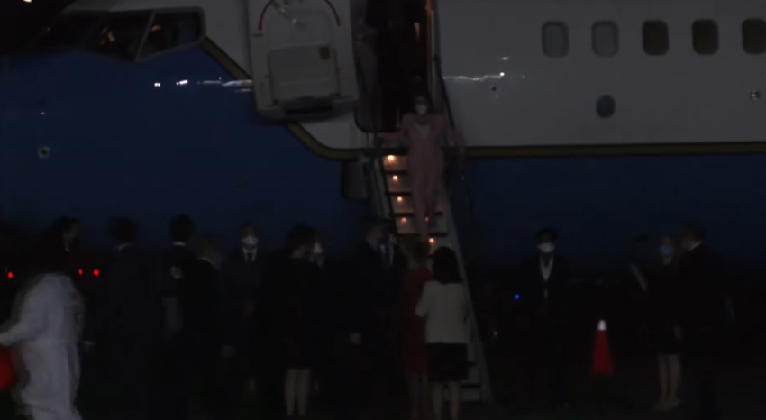 Chiếc máy bay chở Chủ tịch Hạ viện Mỹ Nancy Pelosi hạ cánh xuống Đài Bắc tối 2-8. Ảnh: Cắt từ màn hình Reuters