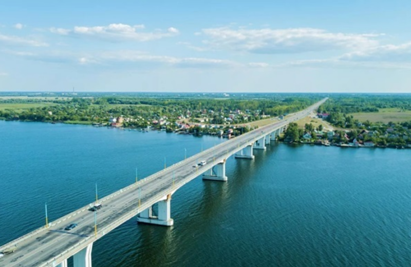 Cầu Antonovsky bắc qua sông Dnieper (ảnh: Defense Express)