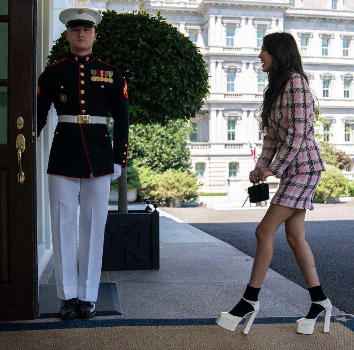 Bộ váy của Olivia Rodrigo gợi nhớ lại bộ suit hồng huyền thoại của bà Jackie.