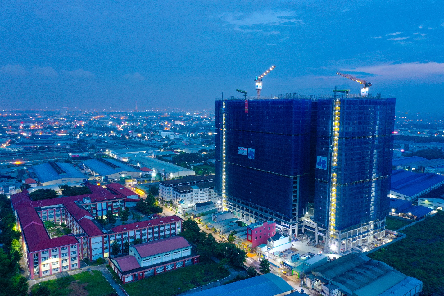 Dự án căn hộ Legacy Central của Kim Oanh Group có tiến độ xây dựng nhanh chóng, cất nóc vượt kế hoạch