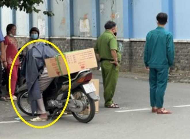 Ông T tử vong trên xe máy trong lúc đi giao hàng