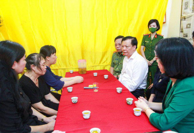 Bí thư Thành ủy Hà Nội Đinh Tiến Dũng đến thăm hỏi, động viên thân nhân các chiến sĩ hy sinh. Ảnh: HỮU HƯNG