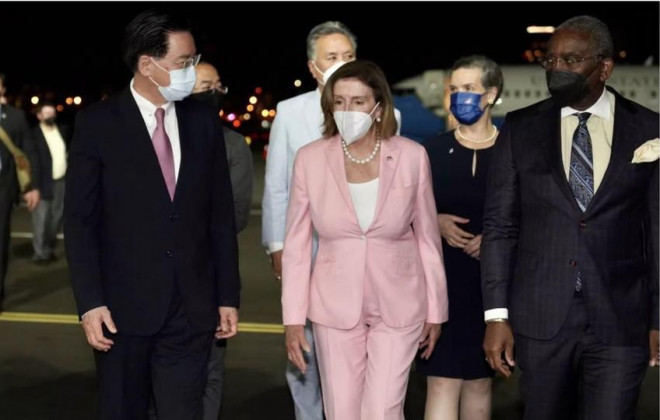 Chủ tịch Hạ viện Mỹ Nancy Pelosi (áo hồng) dẫn đầu phái đoàn nghị sĩ Mỹ đến Đài Loan tối 2-8. Ảnh: EPA