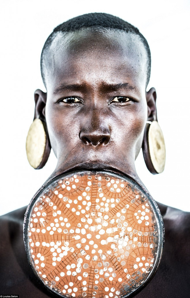 Bộ tộc ẩn mình trong rừng có cách làm đẹp kỳ lạ - 5