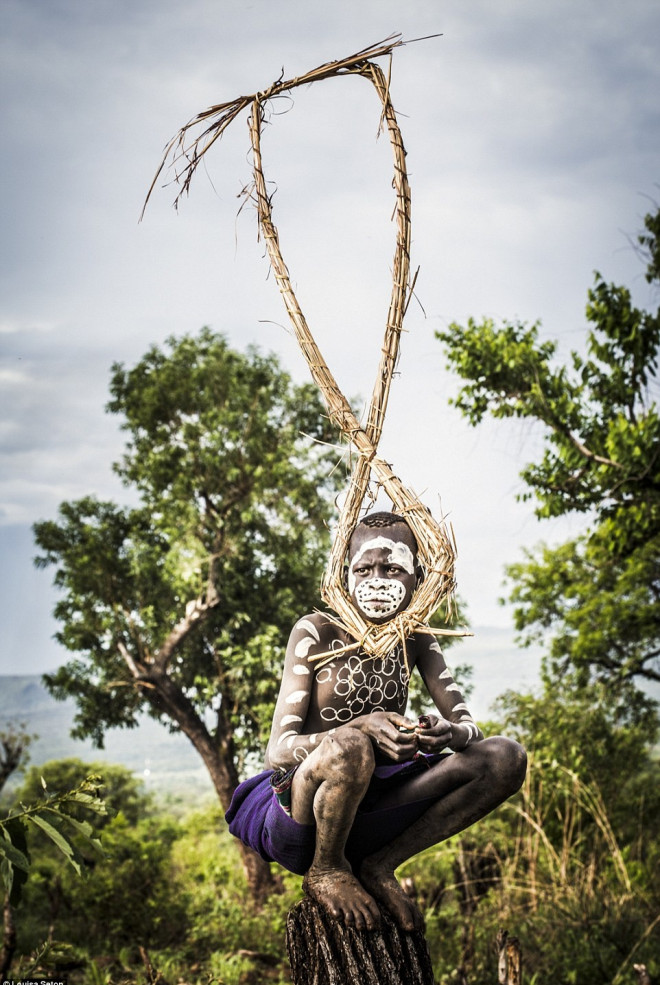 Bộ tộc ẩn mình trong rừng có cách làm đẹp kỳ lạ - 8