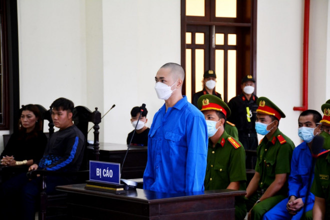 Bị cáo Tô Nhựt Khanh đứng trước tòa