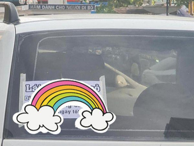 Bạn trẻ - Cuộc sống - Mới tập lái xe, tài xế dán bùa hộ mệnh phía sau khiến ai đọc xong cũng phải rén ngang