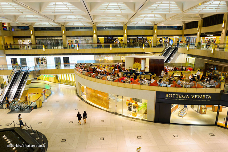 Trung tâm thương mại The Landmark - Khu mua sắm sang trọng: Nằm trong top 10 thiên đường mua sắm lớn nhất thế giới. Nơi đây hội tụ đầy đủ các thương hiệu thời trang nổi tiếng như Harvey Nichols, D & G, Gianfranco Ferre…
