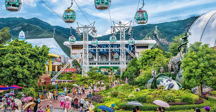 Công viên Đại dương: Mỗi năm, Công viên Đại dương đều có những điểm tham quan, trò chơi và biểu diễn mới để thu hút du khách đến với Hong Kong. Ocean Park có hai khu vực chính (đất liền và núi, biển), ngăn cách bởi một dãy núi dài, có thể đi cáp treo và tàu hỏa xuyên núi.
