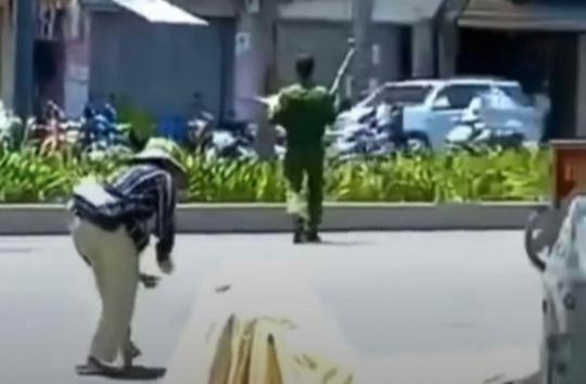 Đối tượng Quốc vừa đi vừa ném vàng vung vãi ra đường để nhiều người nhặt