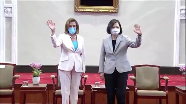 Chủ tịch Hạ viện Mỹ Nancy Pelosi và nhà lãnh đạo Đài Loan (Trung Quốc) Thái Anh Văn sáng 3/8 tại Đài Bắc. Ảnh: Reuters.