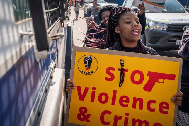 Hàng trăm người biểu tình phản đối tình trạng tội phạm leo thang ở Krugersdorp.