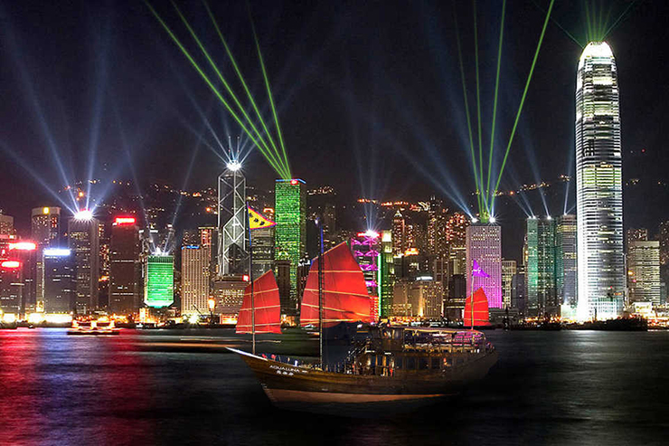 Symphony of Lights: Là một trong những “đặc sản” của Hong Kong, màn trình diễn ánh sáng này được gọi một cách mỹ miều là bản giao hưởng ánh sáng của Hong Kong. 
