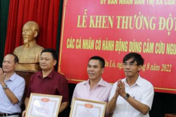 Tin tức trong ngày - Bí thư phường kể lại giây phút cứu người đuối nước ở biển Cửa Lò