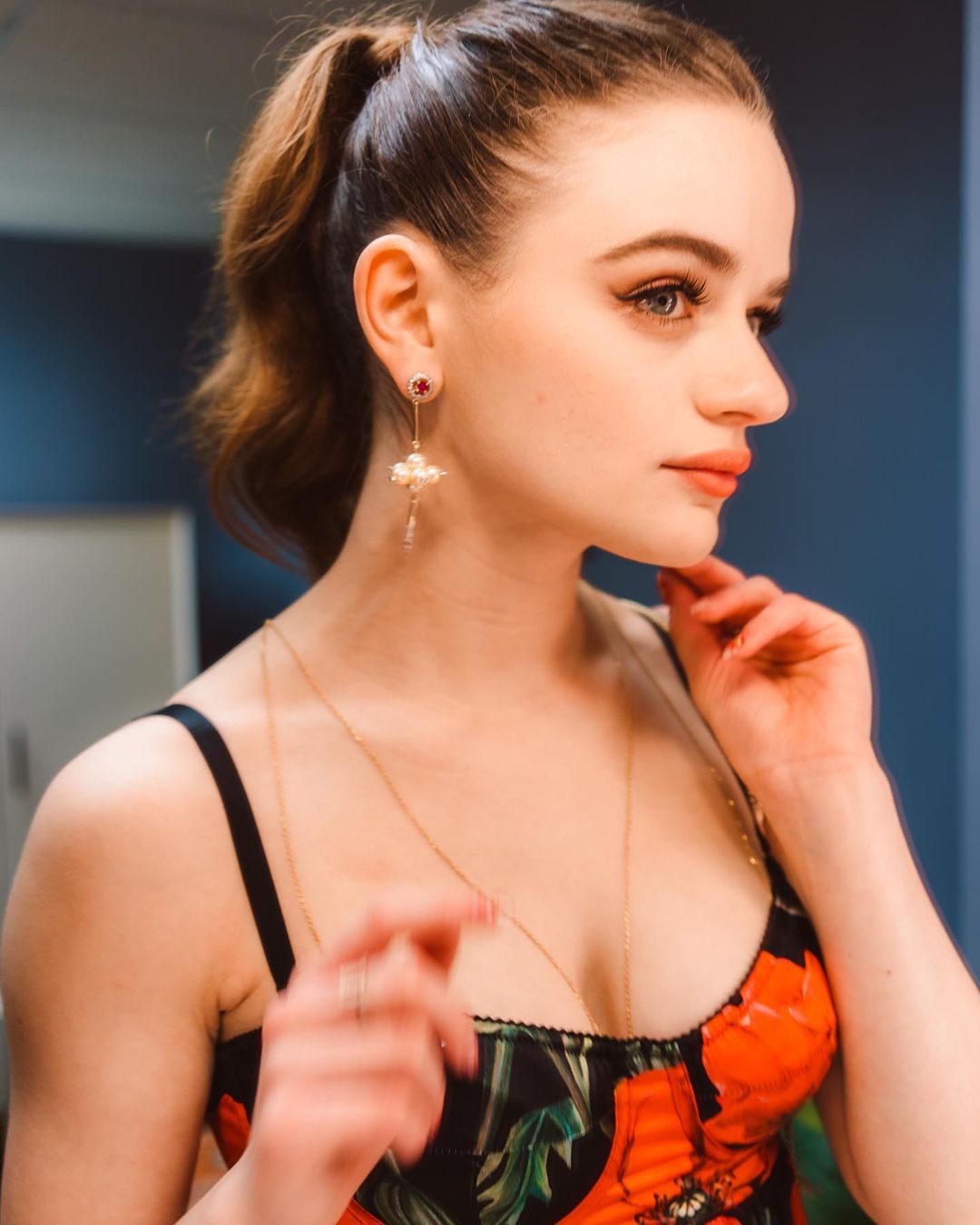 Joey King tuy không cao nhưng nữ diễn viên biết cách lựa chọn những bộ trang phục phù hợp với bản thân để nổi bật mỗi khi xuất hiện.