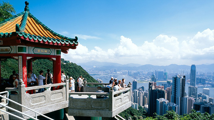 Đỉnh Victoria (The Peak): Là địa điểm tham quan tuyệt vời nhất ở Hong Kong. Ngoài ra còn có bảo tàng Madame Tussauds, các khu mua sắm và ăn uống lớn. 
