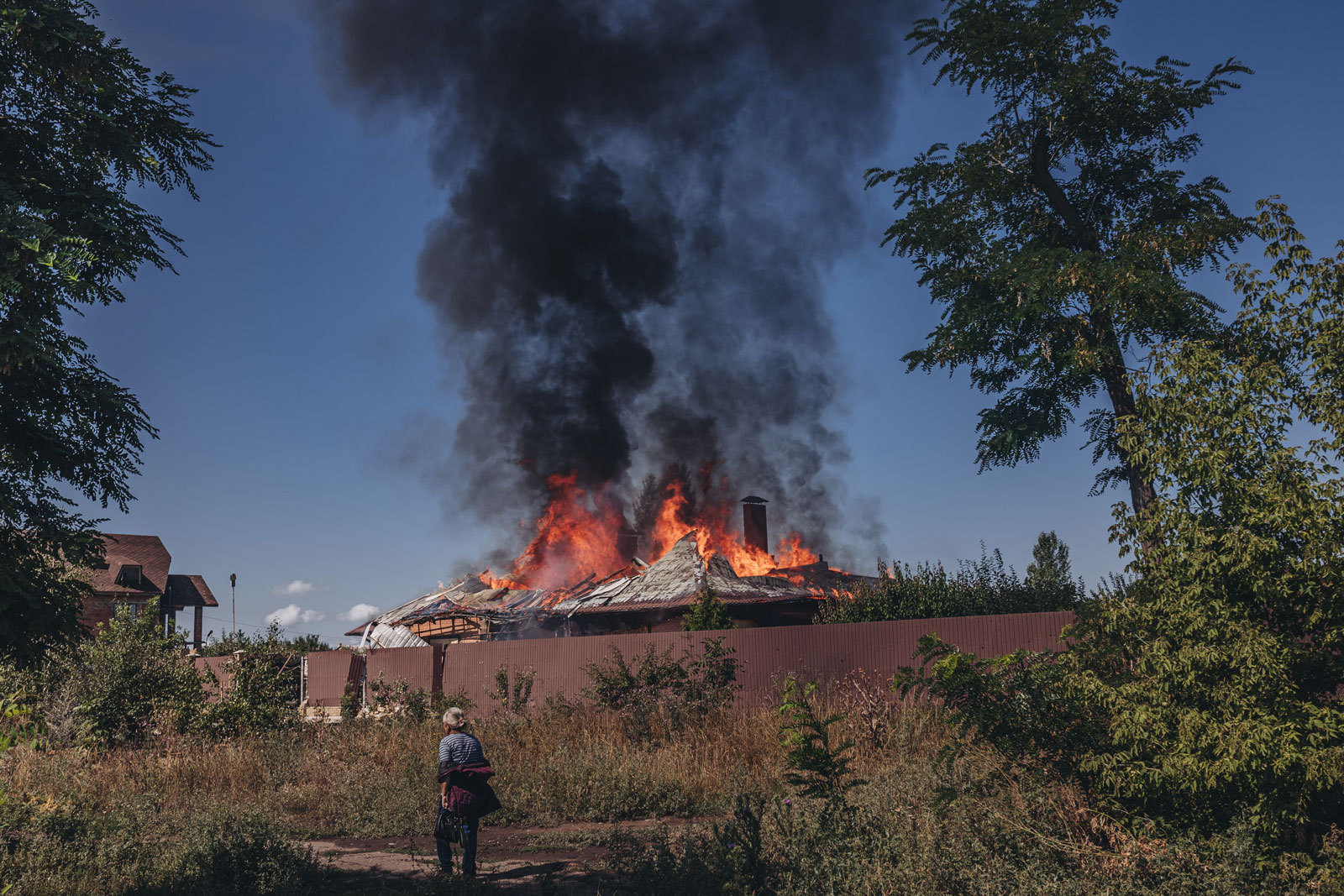 Một căn nhà bốc cháy do giao tranh ở miền đông Ukraine (ảnh: CNN)