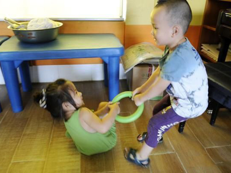 Giáo dục - du học - Phải làm gì nếu bé ngoan nhà bạn học tật xấu của bạn bè khi đi học mẫu giáo?