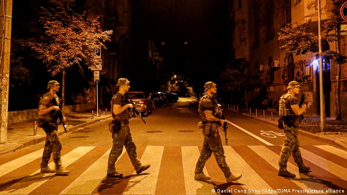 Binh sĩ Ukraine tuần tra đêm ở thủ đô Kiev. Ảnh: DPA