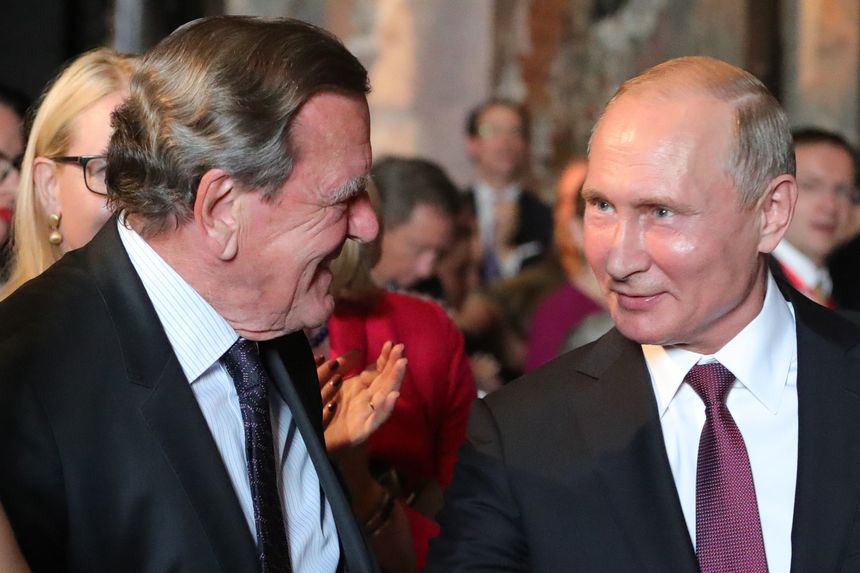 Tổng thống Nga Putin và cựu Thủ tướng Đức Gerhard Schroeder trong một cuộc gặp (ảnh: CNN)