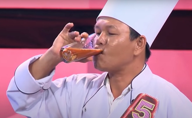 Màn biểu diễn uống sinh tố ớt của anh Vinh khiến khán giả sửng sốt. Ảnh chụp màn hình