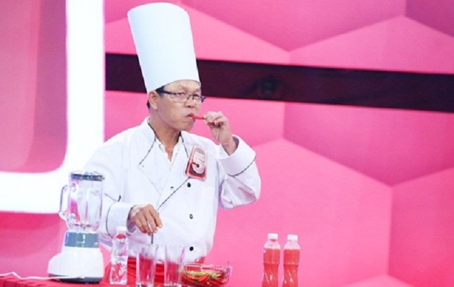 Anh Vinh thể hiện khả năng ăn ớt trên sóng truyền hình. Ảnh chụp màn hình