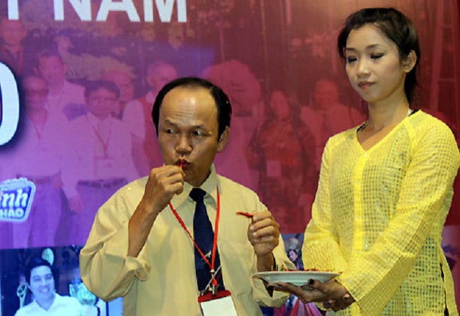 &nbsp;Tất cả các giác quan trên cơ thể “Vua ớt” đều miễn nhiễm với độ cay của ớt. Ảnh Vietkings