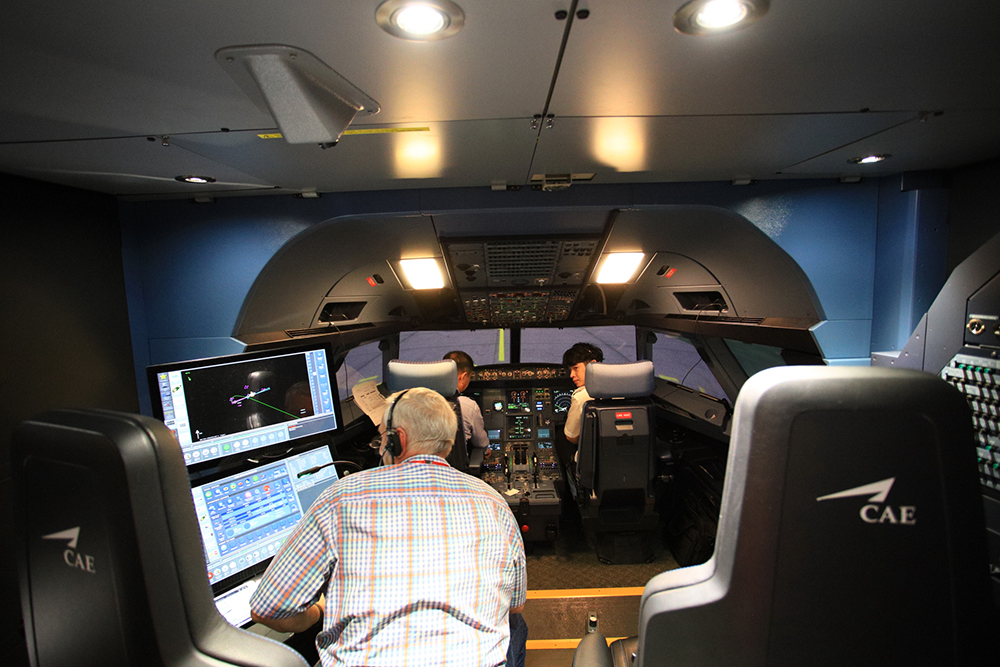 Một buổi đào tạo phi công trong buồng lái mô phỏng tại Học viện Hàng không Vietjet (ảnh: M.H)