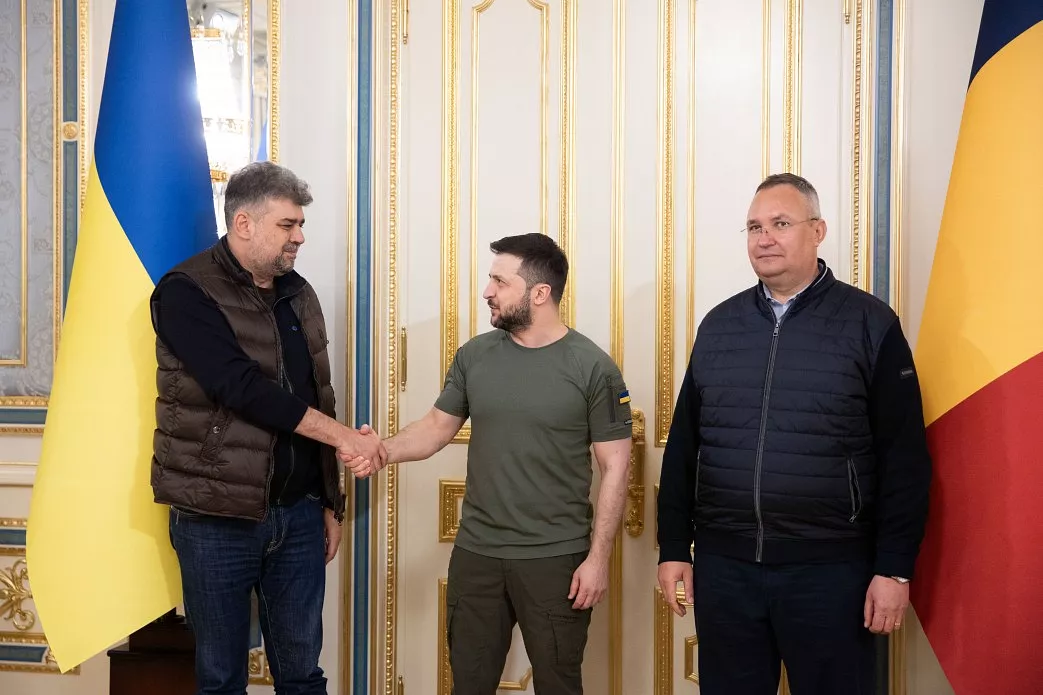 Thủ tướng Romania Nicolae Ciuca (ngoài cùng bên phải) trong chuyến thăm Kiev (ảnh: Bloomberg)