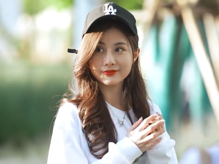 Clip hài hước - Hành động khó tin của chàng trai "ảo tưởng" khi gặp gái xinh ngoài phố