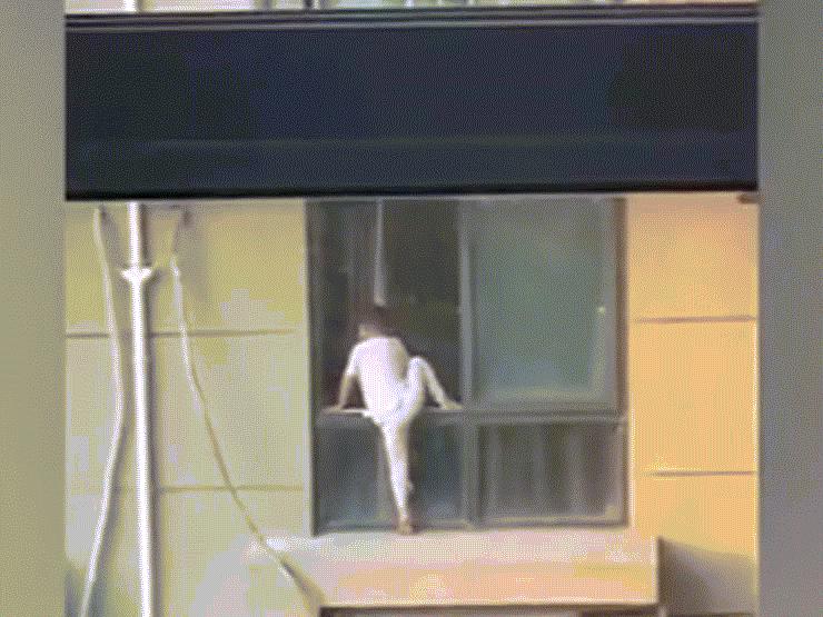 Phi thường - kỳ quặc - Thót tim cảnh bé trai 4 tuổi trèo ra ngoài cửa sổ căn hộ ở tầng 29