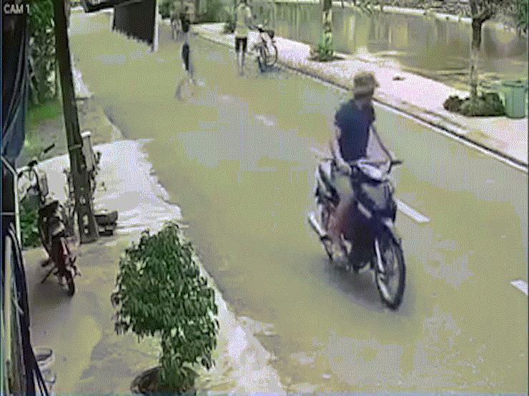 Tin tức trong ngày - Clip: Thiếu niên 16 tuổi dũng cảm nhảy xuống sông cứu bé gái chới với giữa dòng nước