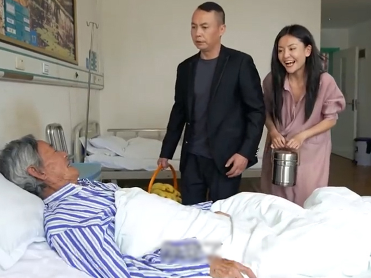 Clip hài hước - Chàng trai dùng cách khó tin để lấy lòng sếp vượt mặt các đồng nghiệp