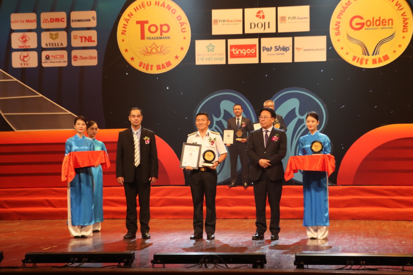 Đại diện Tổng công ty Tân Cảng Sài Gòn - Thượng tá Bùi Văn Quỳ, Phó Tổng giám đốc nhận “Nhãn hiệu hàng đầu Việt Nam năm 2022