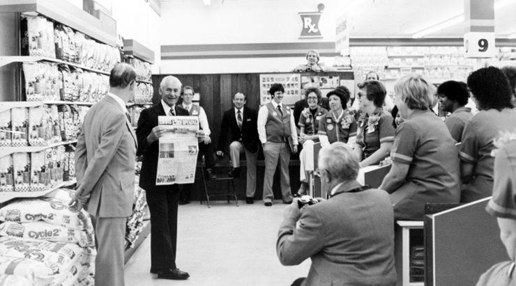 Walmart do ông Sam Walton thành lập hồi năm 1962 ở Mỹ. Walmart là nhà bán lẻ lớn nhất thế giới tính theo doanh thu.
