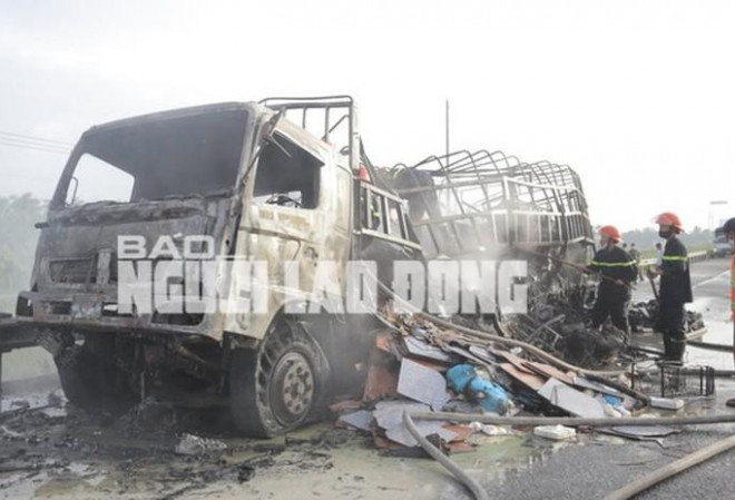 CLIP: Xe tải cháy rụi, cao tốc TP HCM - Trung Lương ùn tắc - 1