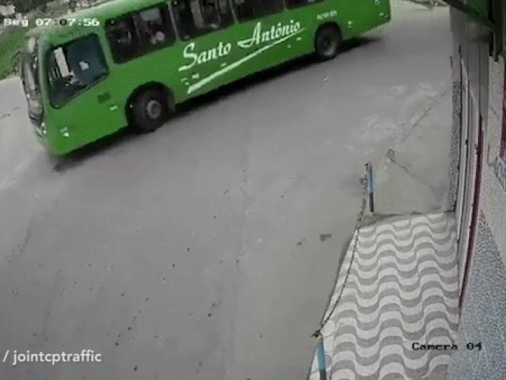 Video: Khoảnh khắc người lái mô tô sống sót thần kỳ sau cú ngã chúi đầu vào bánh xe buýt