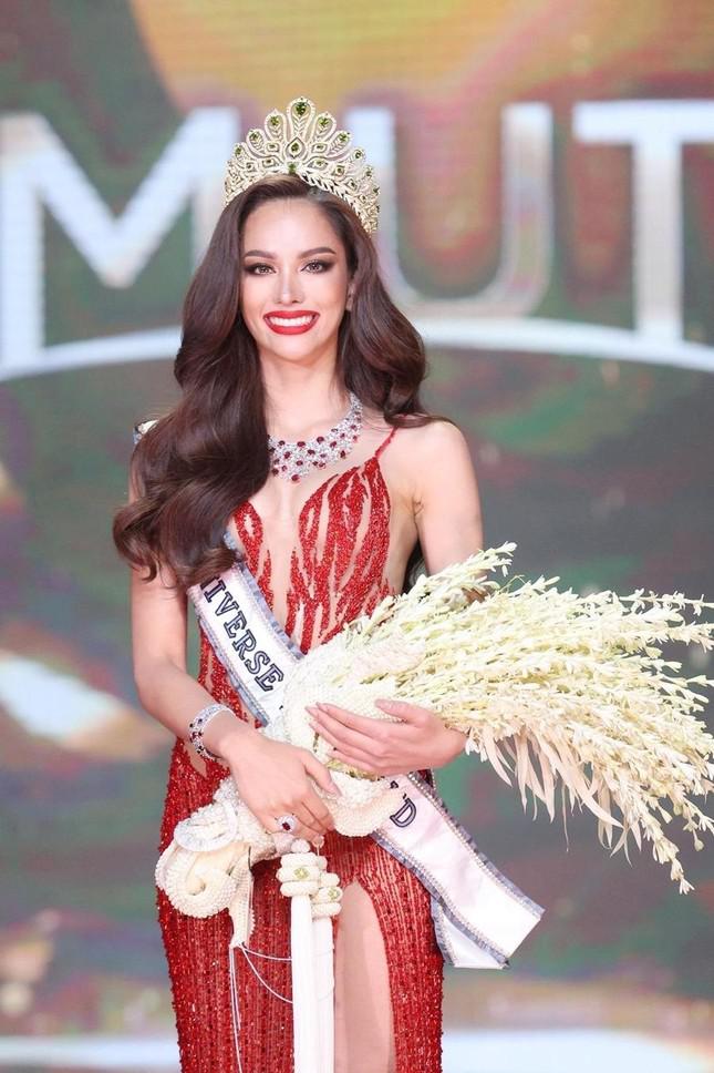 Tân Hoa hậu Hoàn vũ Thái Lan 2022 lộ ảnh trước khi phẫu thuật thẩm mỹ - 1