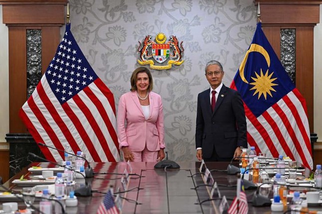 Chủ tịch Hạ viện Mỹ Nancy Pelosi hội đàm với Chủ tịch Hạ viện Malaysia Azhar Azizan Harun trước khi thăm Đài Loan (Trung Quốc) tối 2/8. Ảnh: Reuters.
