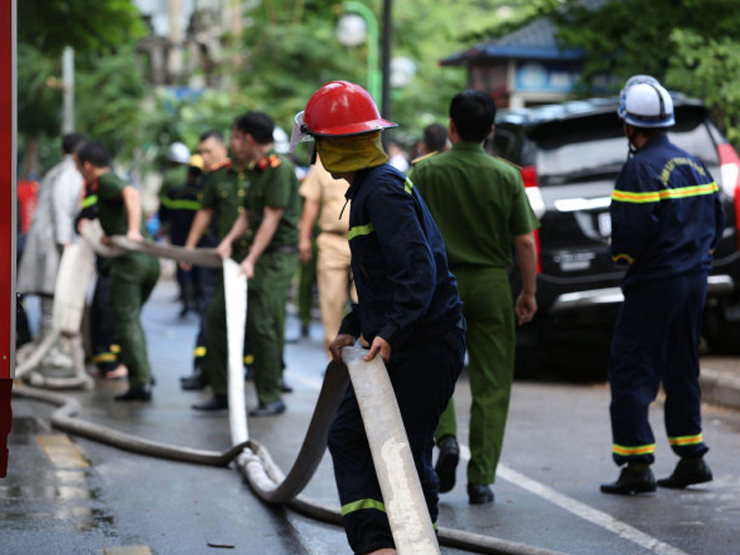 カラオケバーの火事で死亡した警察官3人全員が2度の火傷を負った