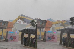 Bạn trẻ - Cuộc sống - Clip: Du khách đang chơi trò vòng quay tử thần thì trời đổ mưa và cái kết