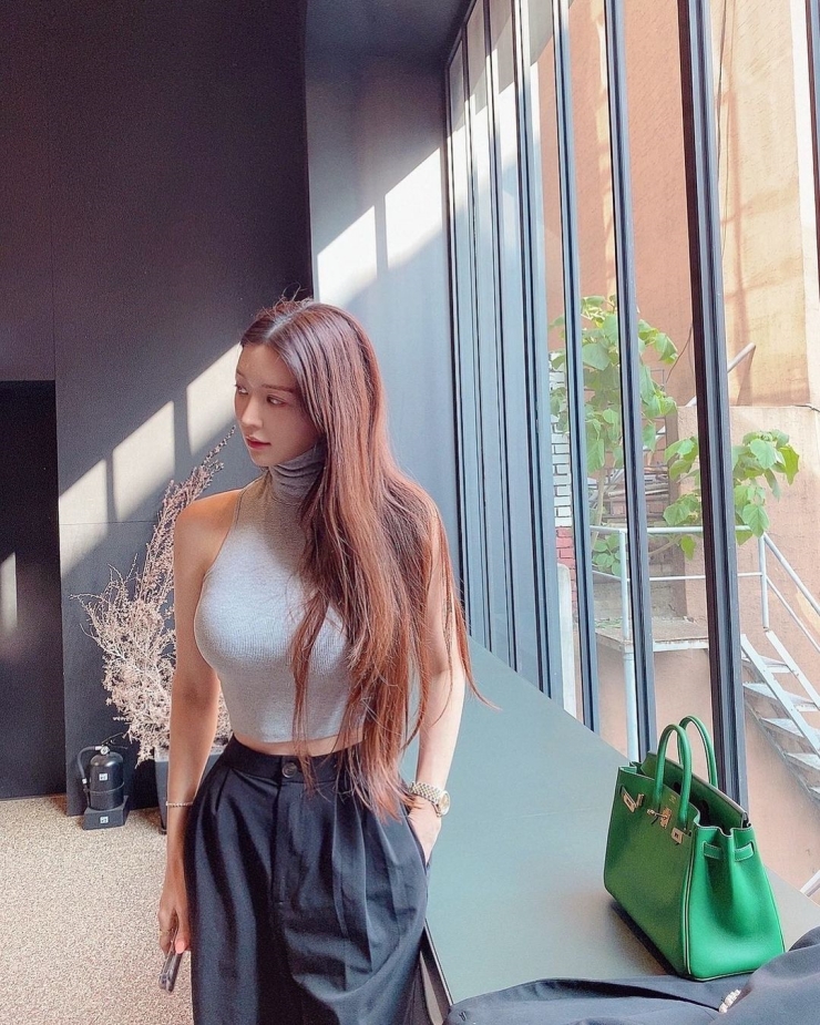 Phong cách ăn mặc cũng là điểm cộng để Yoo Jin nổi bật trên mạng xã hội.