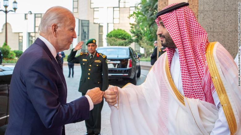 Tổng thống Mỹ Joe BIden (trái) đến Ả Rập Saudi gặp thái tử Mohammed bin Salman vào ngày 15/7.