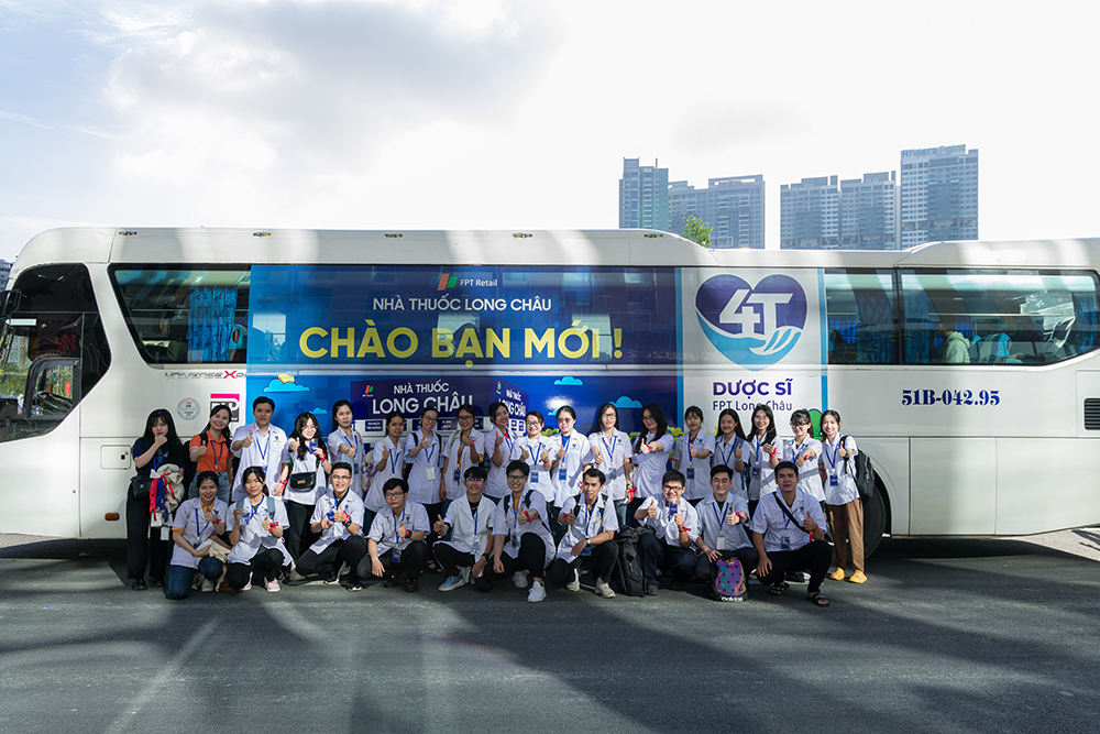 Các bạn sinh viên tham gia trải nghiệm Campus Tour FPT Long Châu.