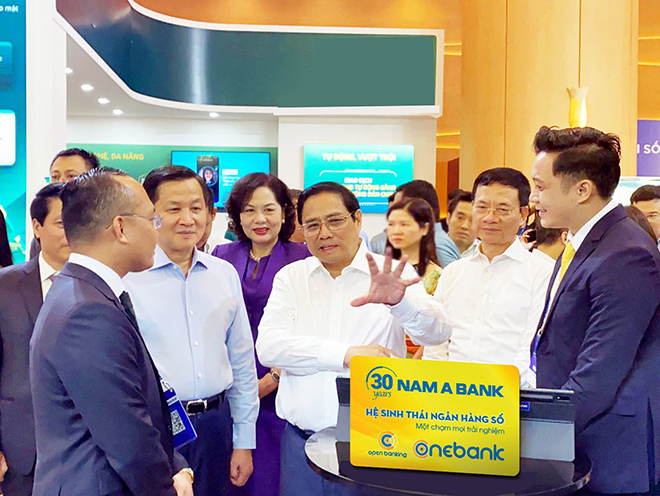 Thủ tướng Phạm Minh Chính tham quan Hệ sinh thái Ngân hàng số của Nam A Bank.