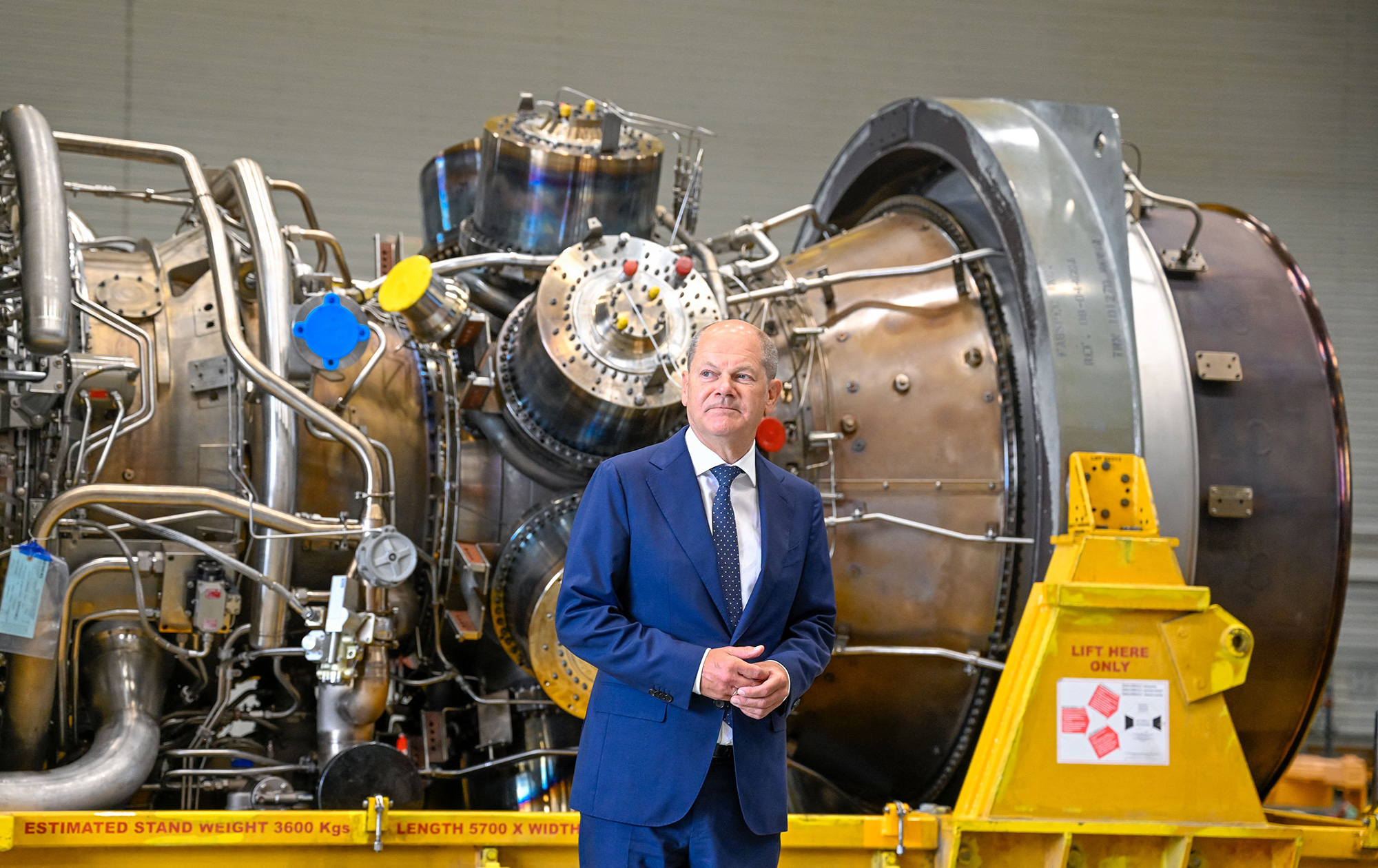 Thủ tướng Đức Olaf Scholz kiểm tra tuabin nén khí trong chuyến thăm công ty Siemens (ảnh: CNN)